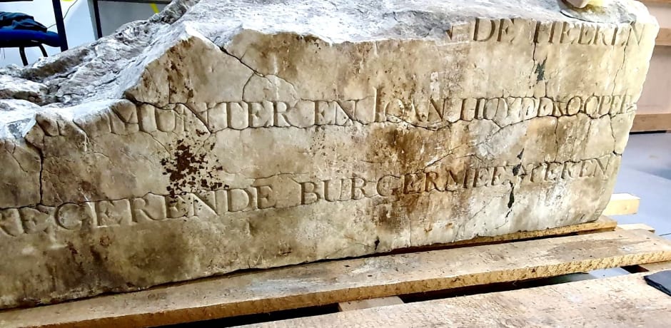 Een verweerde steen die Pittas gaat gebruiken voor zijn project